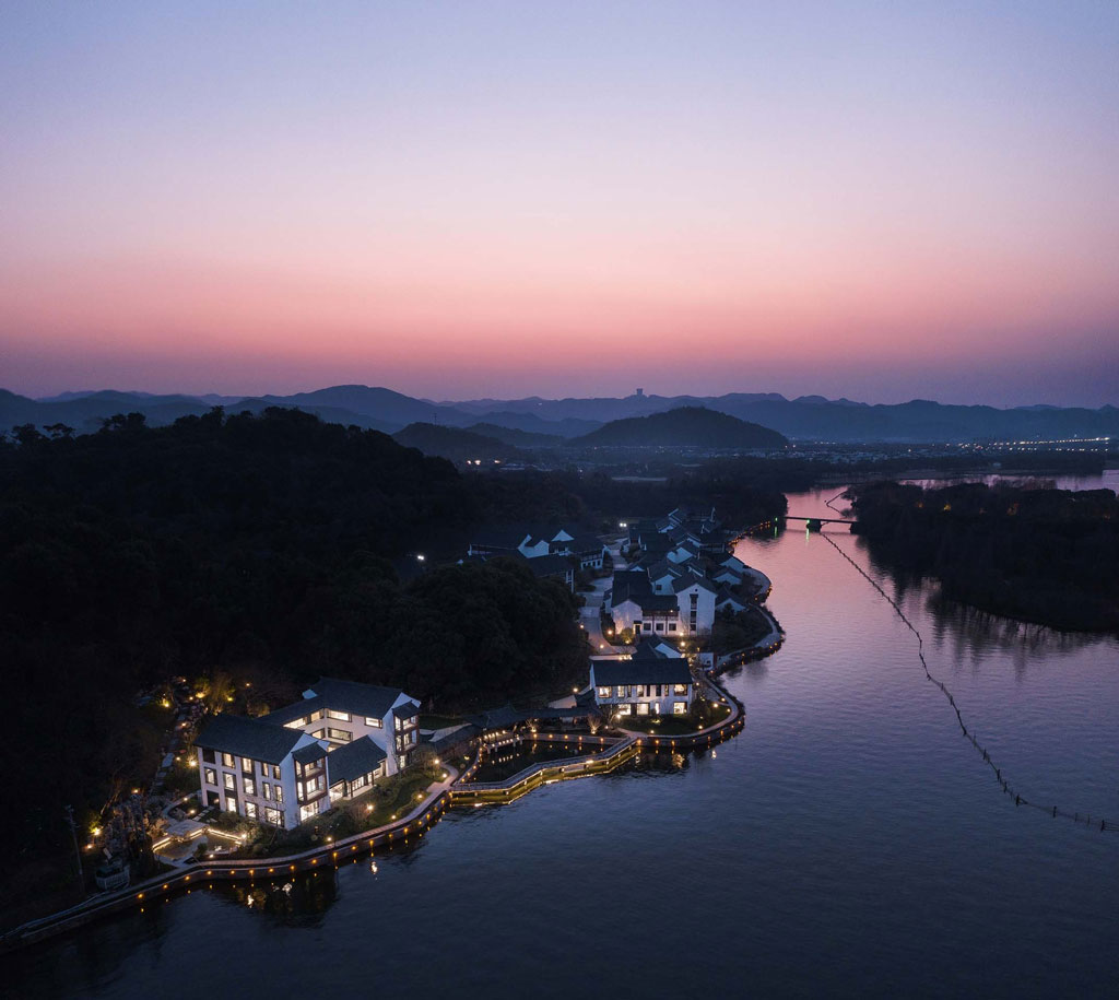 金昌商學院位於風景如畫的紹興柯岩風景區，座落於鑑湖湖畔