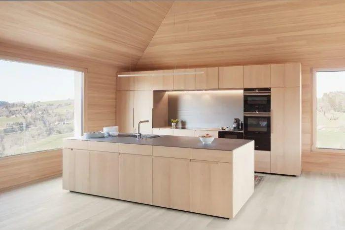 木頭質感的廚房中島，搭配木地板與牆面