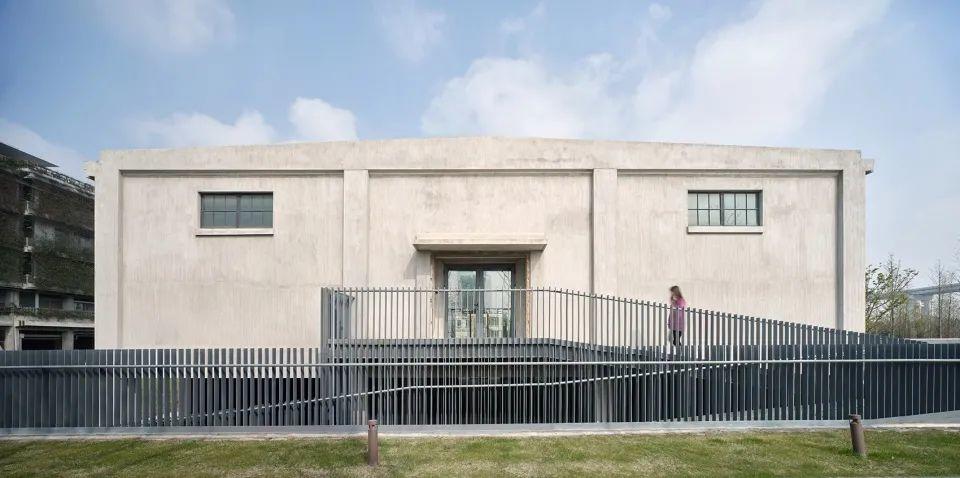 南側與西側的界面仍保留原有的外牆樣態，上海明華糖廠1500號廠房改造／同濟原作設計工作室