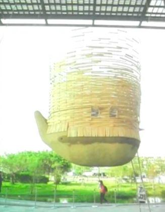 宜蘭縣文化局砸五百五十萬元，邀日本建築師藤森照信在羅東文化工場，以木、竹、土設計空中茶屋「老懂軒」