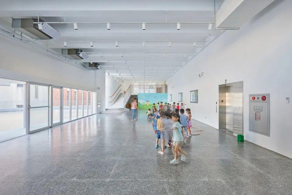 寬敞明亮的活動空間，新竹市三民國小幼兒園／境衍設計 林柏陽建築師事務所