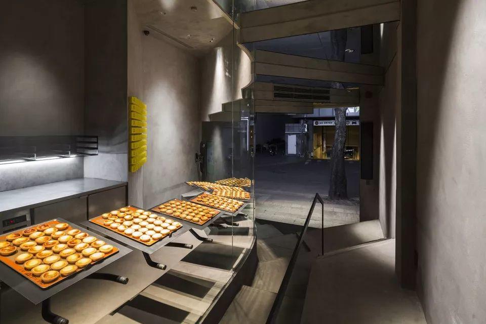 BAKE CHEESE TART 的起司塔強調是嚴選自日本北海道所進口的三種起士，經獨家比例調配而成，還用上了職人特有的「二重燒」來增加塔皮的脆度。透過簡練純粹的空間感更強化了品牌講究食材和製作方式的印象，以輕來襯托嚴謹，用冷靜來勾動味蕾