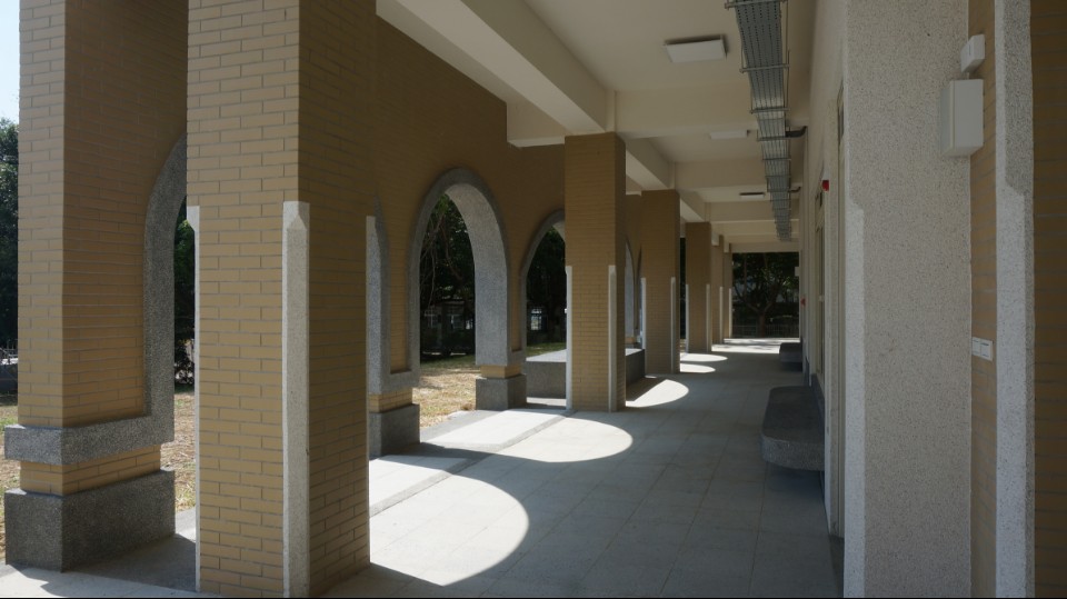 朝西走廊不夠深，外面再加拱廊減少西曬日照量，台中市烏日區喀哩國小舊校舍重建／謝伯昌建築師事務所