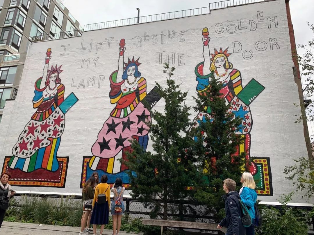 Highline New York City 紐約高線公園台階對面的對景，現在是一幅巨畫，應是經常變換且可以組織大型活動時成為螢幕背景