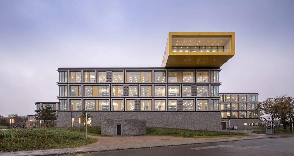 屋頂上的巨大積木塊是會議室，LEGO樂高總部園區／C.F. Møller Architects