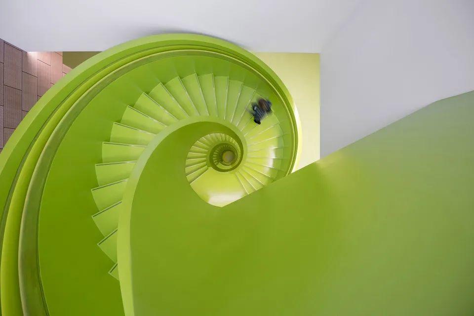 綠色樓梯形成空間主角，LEGO樂高總部園區／C.F. Møller Architects
