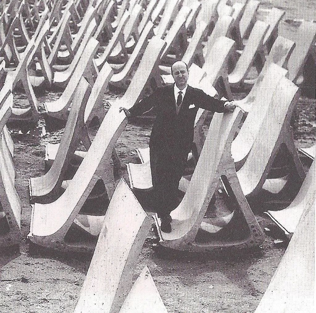 米格爾·菲薩克在他的一個梁裡。Miguel Fisac in one of his beams.