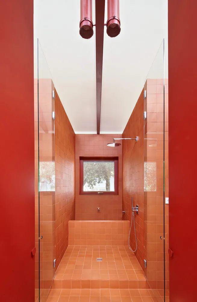 衛浴空間，巴塞隆納紅白相間的私人住宅／ARQUITECTURA-G
