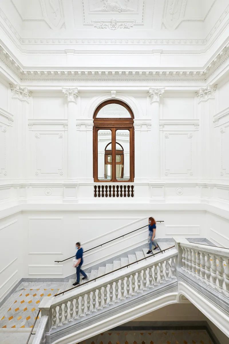 古典與現代結合的室內空間，蘋果羅馬直營店Apple Via del Corso