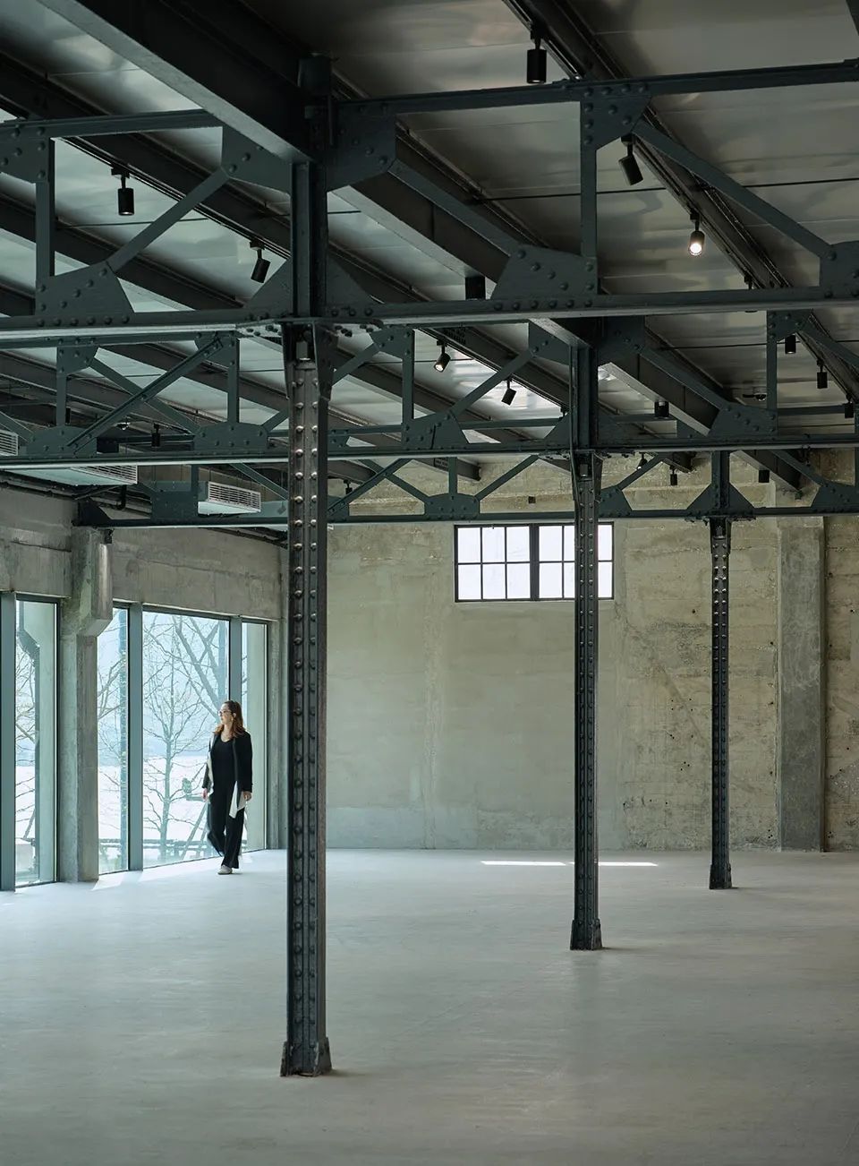 二層空間保留內部柱腳加腋、輕鋼桁架等特色構件，上海明華糖廠1500號廠房改造／同濟原作設計工作室