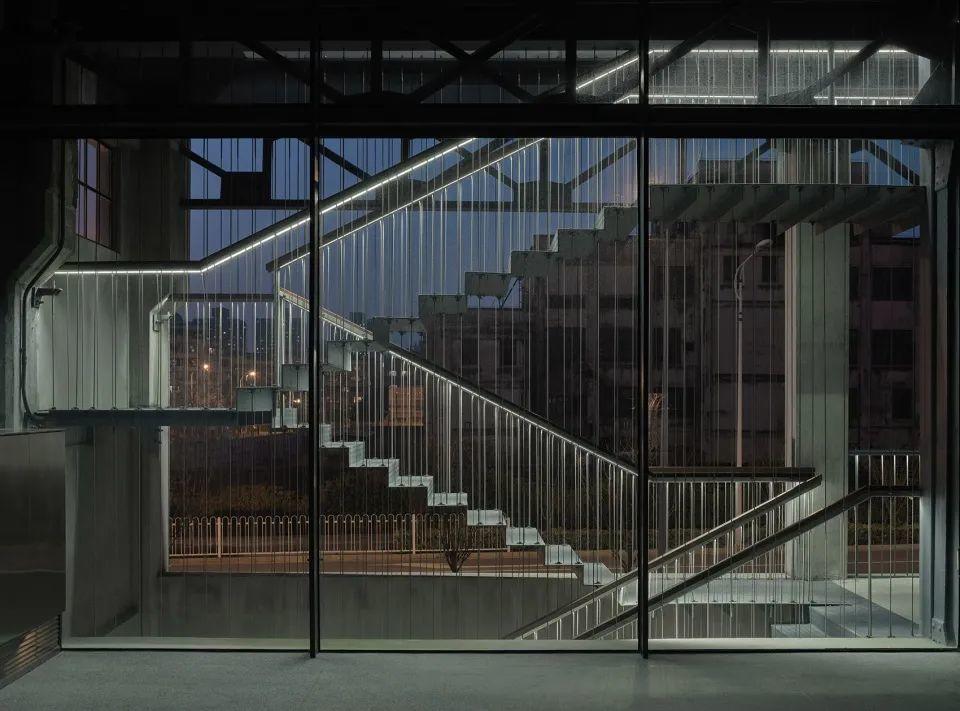 新置入的懸索樓梯，上海明華糖廠1500號廠房改造／同濟原作設計工作室