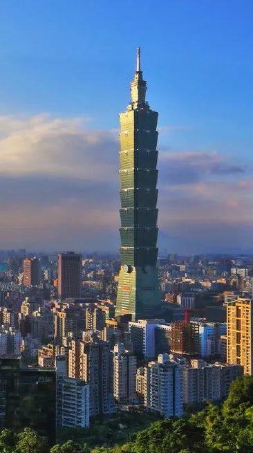 台北101採用660噸重的單擺質量阻尼器，是世界上第一個引入建築關鍵視覺元素的TMD