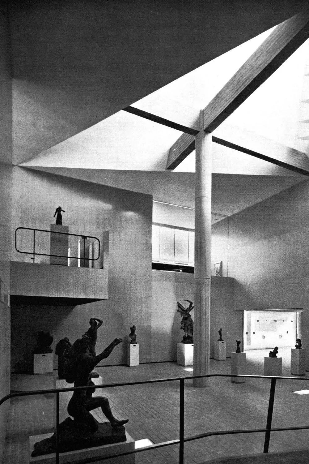 一樓中央天窗採光的挑高大廳，柯比意將其命名為「19世紀大廳」，國立西洋美術館／Le Corbusier