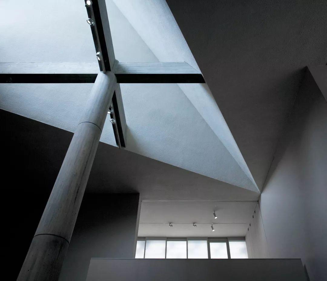 一樓中央天窗採光的挑高大廳，柯比意將其命名為「19世紀大廳」，國立西洋美術館／Le Corbusier
