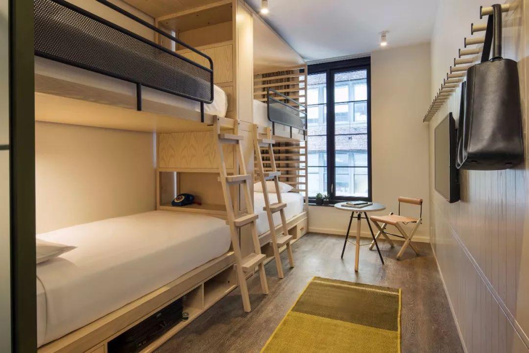 客房有兩層床，紐約市雀兒喜Moxy Chelsea酒店／Yabu & Rockwell