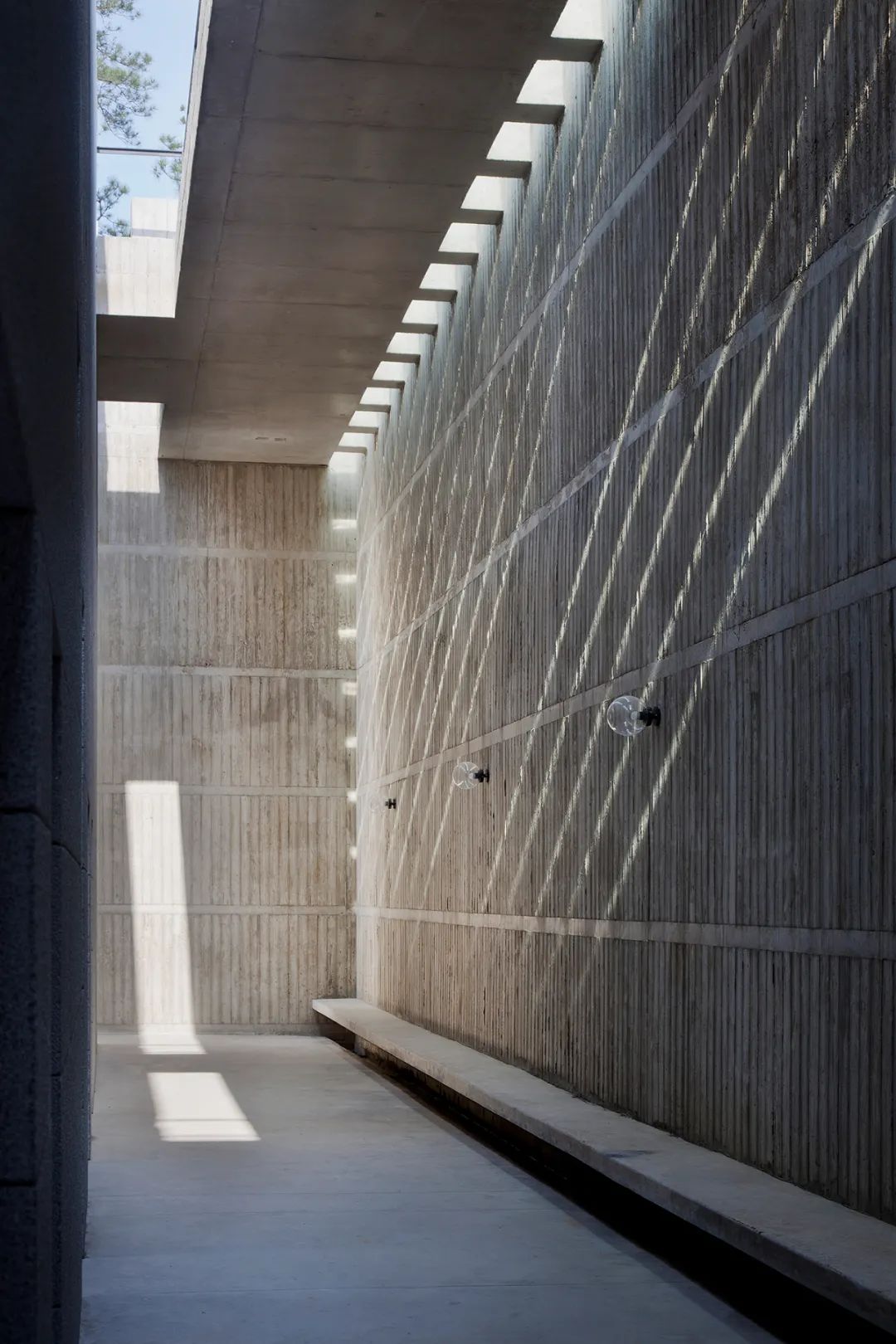 清水混凝土形成的光影，暝庭」觀景平台／承孝相 IROJE 履露齋建築師事務所