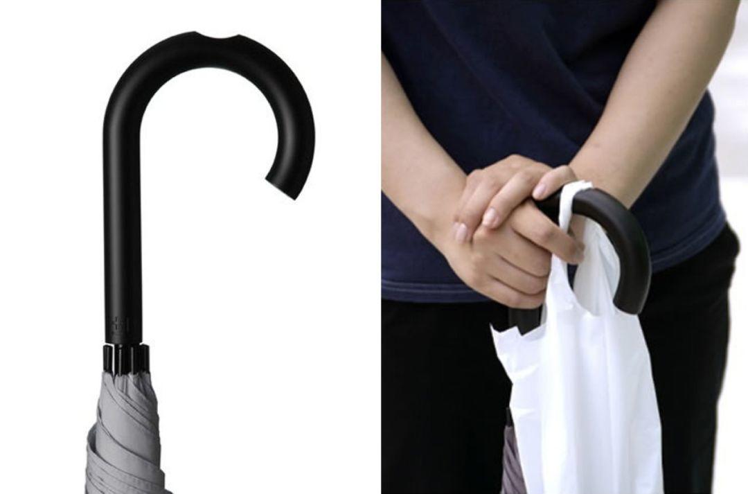 深澤直人設計的雨傘，剛好有個能懸掛塑膠袋的缺口。