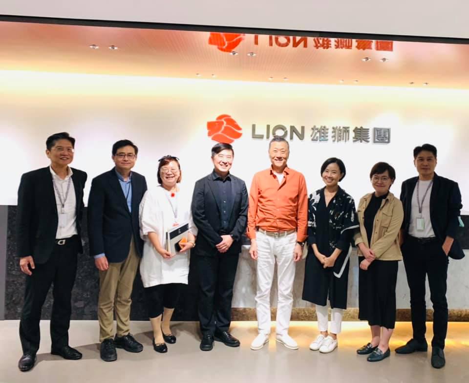 林芳怡老師與雄獅主管們,以及來訪客人張基義院長;圖片來源/欣傳媒