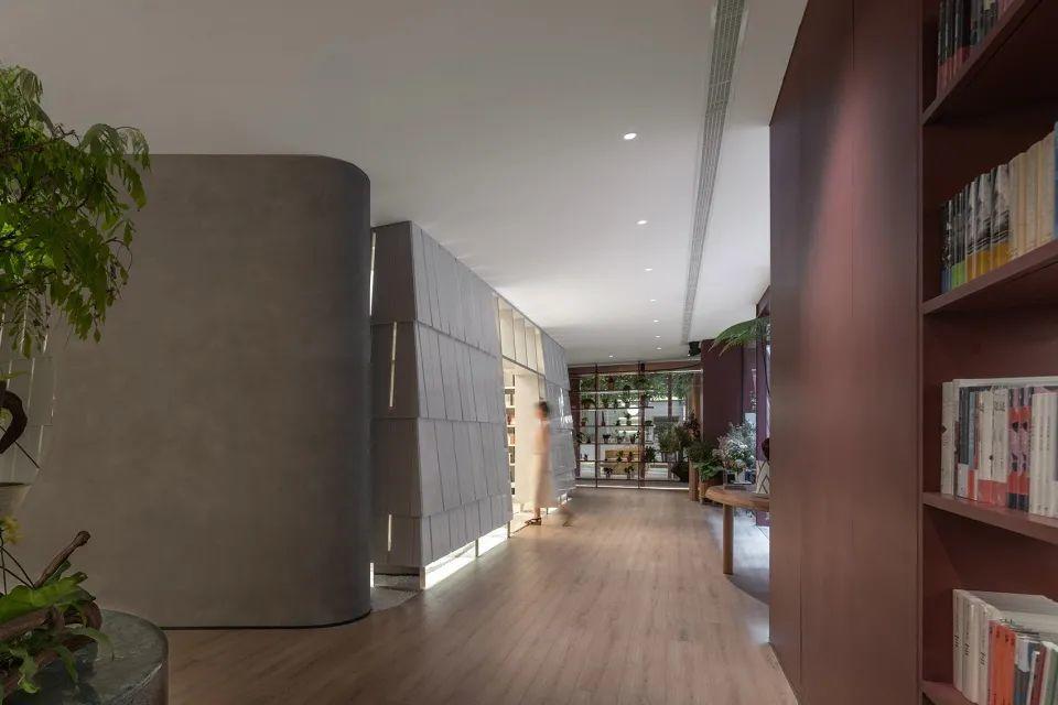 入口處白色的山，上海二酉書店／Wutopia Lab