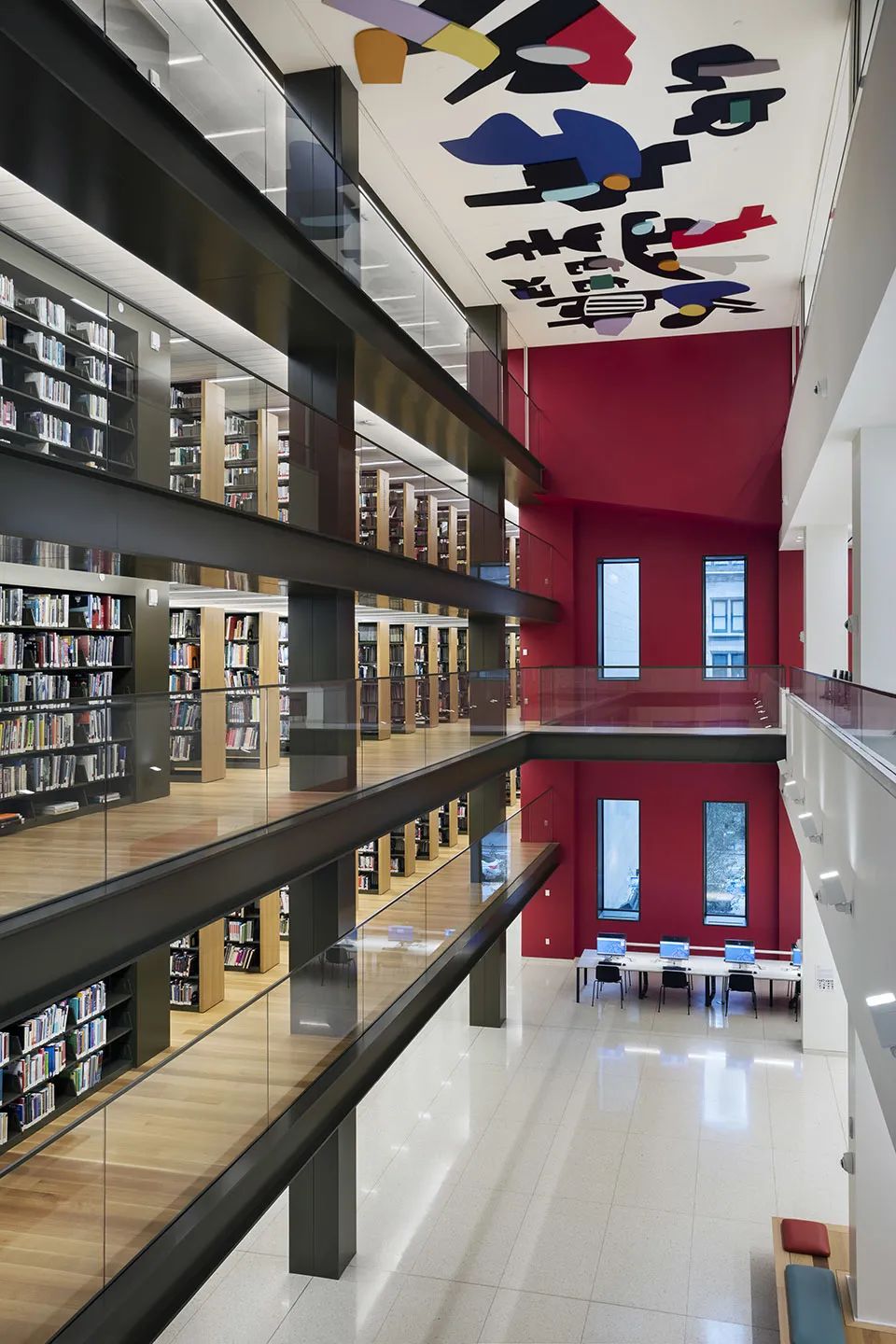 長方形挑高中庭將圖書館分隔為兩個區域，紐約Stavros Niarchos基金會圖書館／Mecanoo + Beyer Blinder Belle