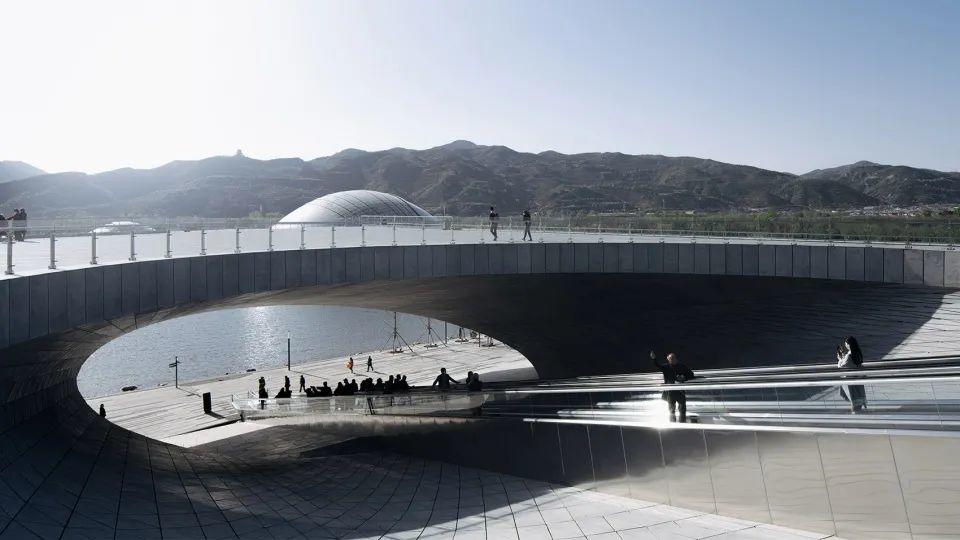 從圓形洞口望向水面 太原植物園/Delugan Meissl Associated Architects