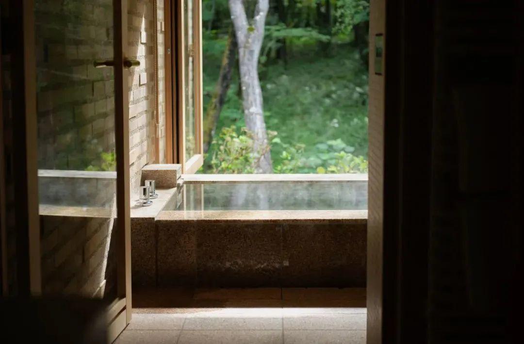 Art Biotop Suite Villa，浴室與露台也以可活動式的屏風作為阻隔，住客也可敞開屏風，享受露天風呂般的泡湯體驗