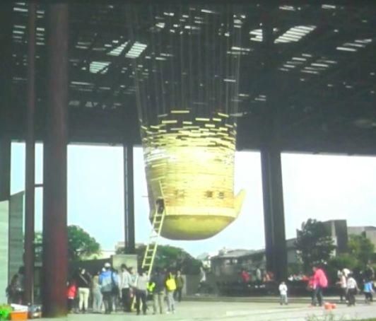 宜蘭縣文化局砸五百五十萬元，邀日本建築師藤森照信在羅東文化工場，以木、竹、土設計空中茶屋「老懂軒」