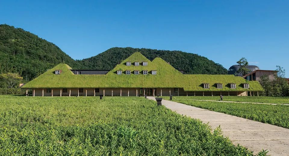 位於日本滋賀縣近江八幡的甜點工廠La Collina（義大利文的「小山丘」），由藤森照信設計，是旅遊熱門景點
