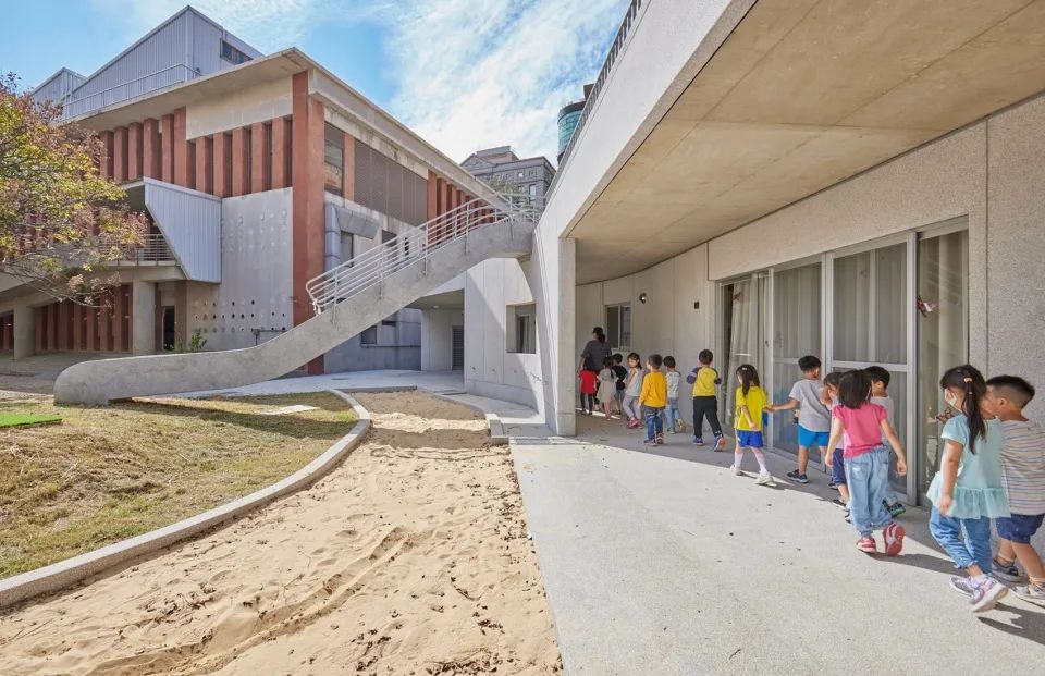 縫隙空間模糊了室內外的界限，新竹市三民國小幼兒園／境衍設計 林柏陽建築師事務所