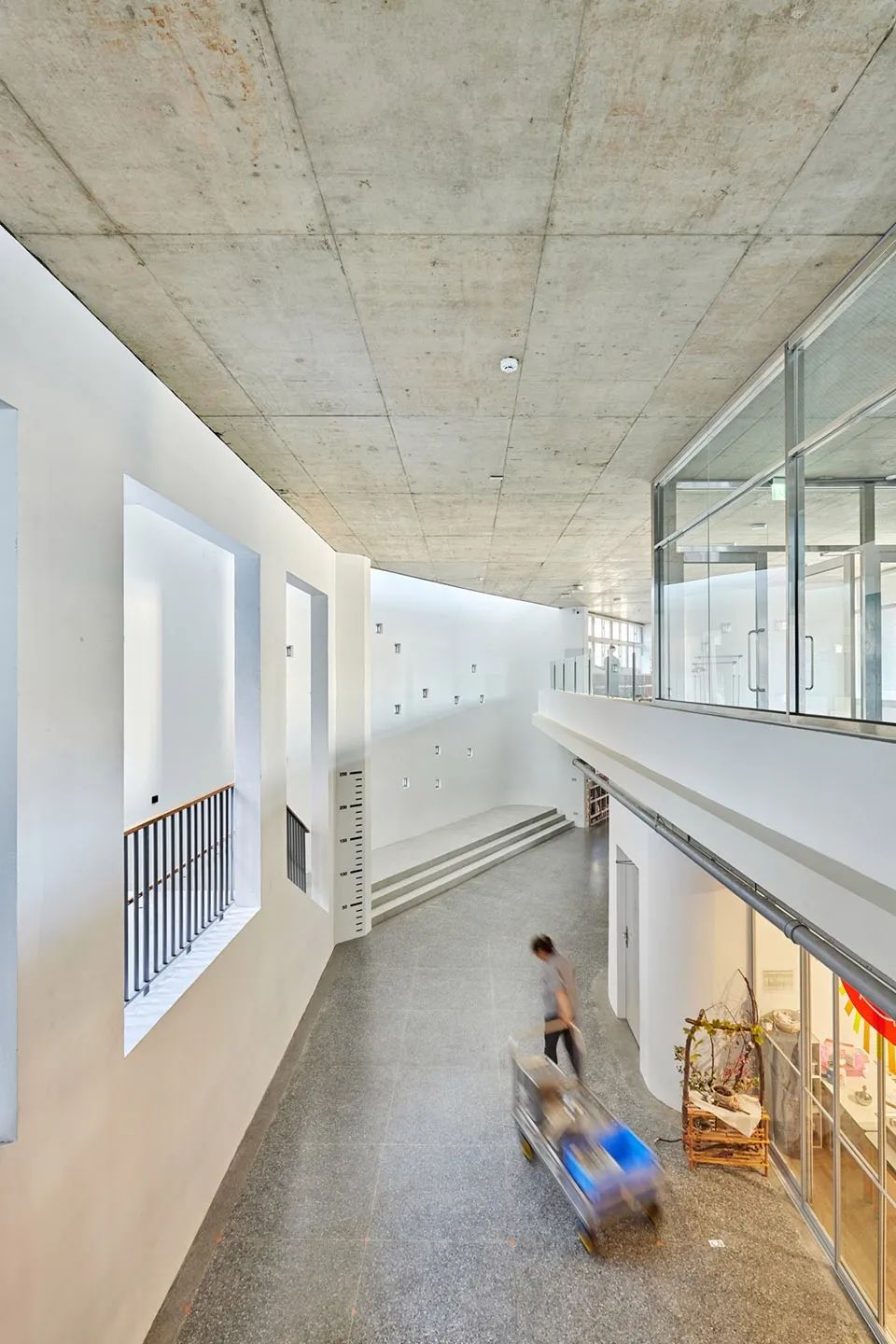 挑高的中庭空間，新竹市三民國小幼兒園／境衍設計 林柏陽建築師事務所