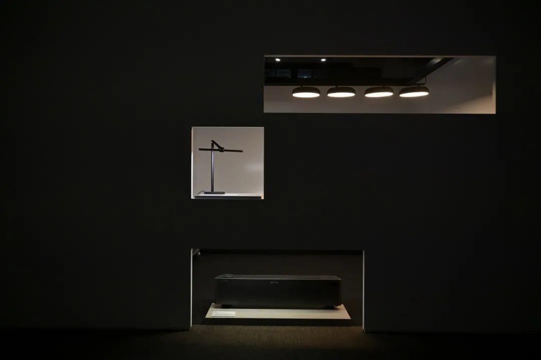 2020金點設計展，03展區依作品實際使用方式設定展示手法，如腳踏暖墊置於較低視角，吊燈則回歸該有的懸吊方式（照片提供：山陽山陰）