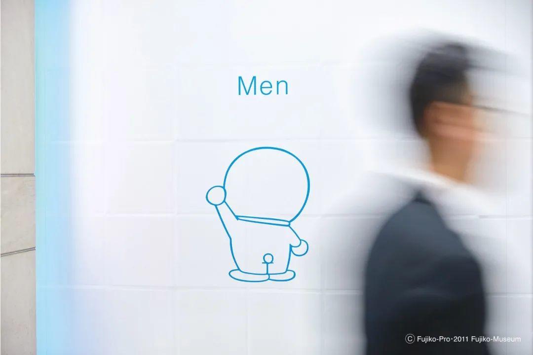 登戶站男生廁所指標是Doraemon的背影／木住野彰悟