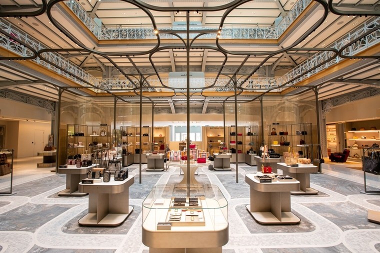 占地約6000坪的莎瑪麗丹百貨 Samaritaine Paris Pont-Neuf Paris,目前規劃有7個樓層,共有包含時裝、腕錶、珠寶、鞋履、配飾等600個品牌進駐