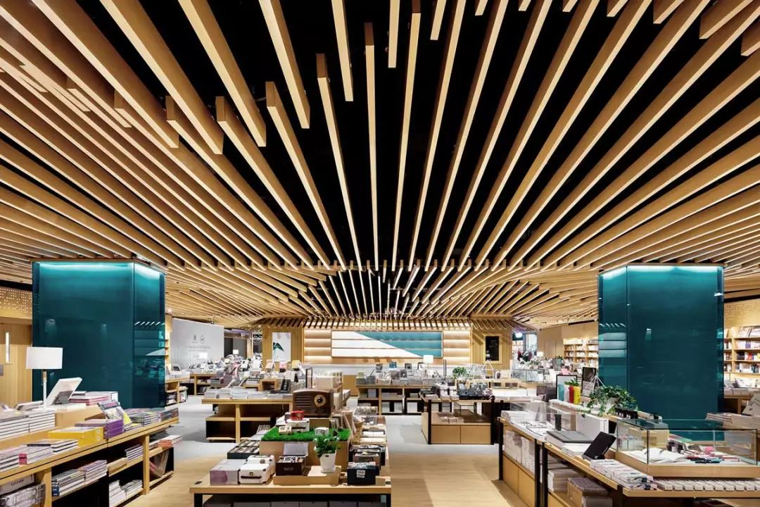 木格柵天花板覆蓋了整個空間，言几又書店杭州店／峻佳設計
