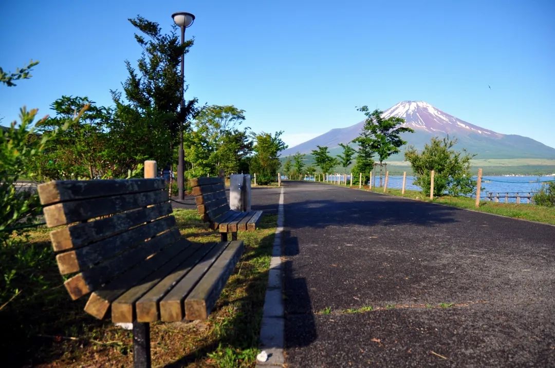沿著山中湖湖畔騎行，迎面而來的就是雄偉秀麗的富士山