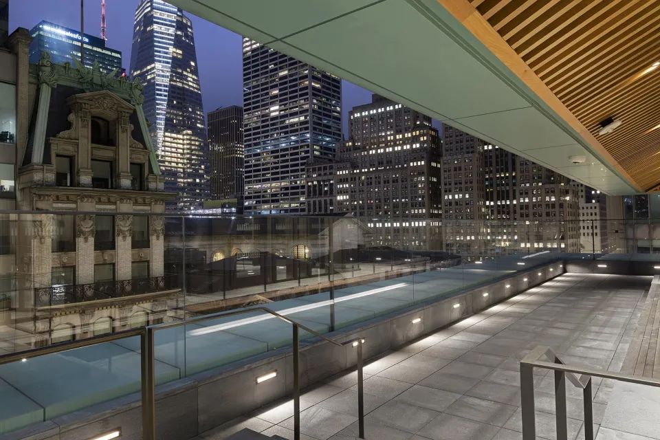 頂樓露台看到紐約市繁華夜景，紐約Stavros Niarchos基金會圖書館／Mecanoo + Beyer Blinder Belle© John Bartelstone