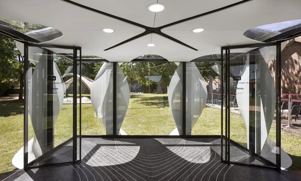 可以大幅度敞開的玻璃門，Alis移動會議室／Zaha Hadid Architects