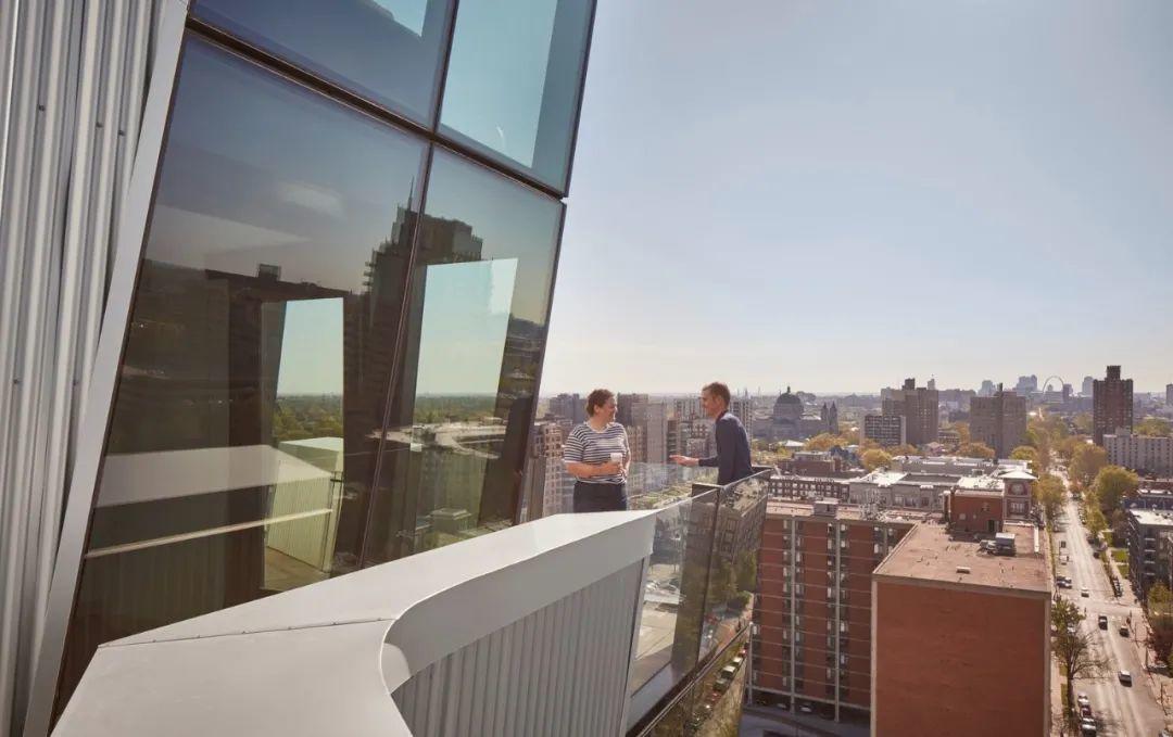 露台，美國聖路易斯市One Hundred住宅大樓／Studio Gang