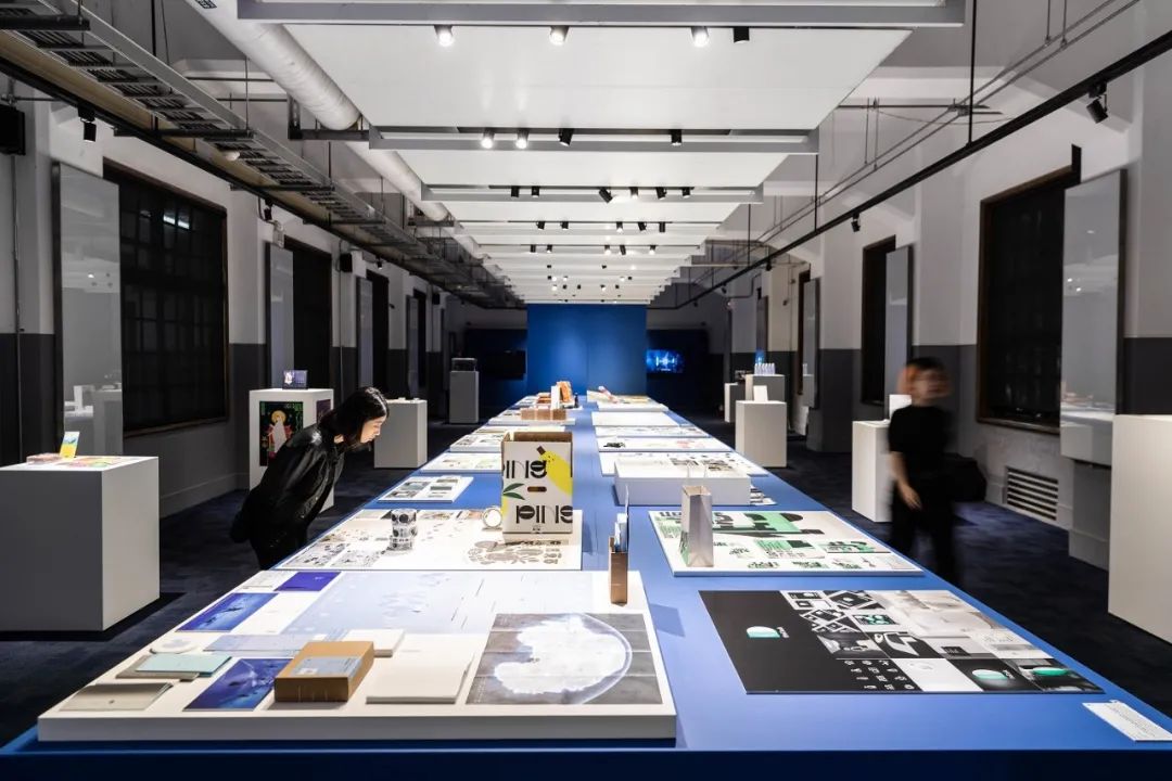 04展區展出傳達及整合設計類作品的文宣品，希望讓觀者可更清楚感受到設計者透過選紙、加工等想傳達的概念意涵
