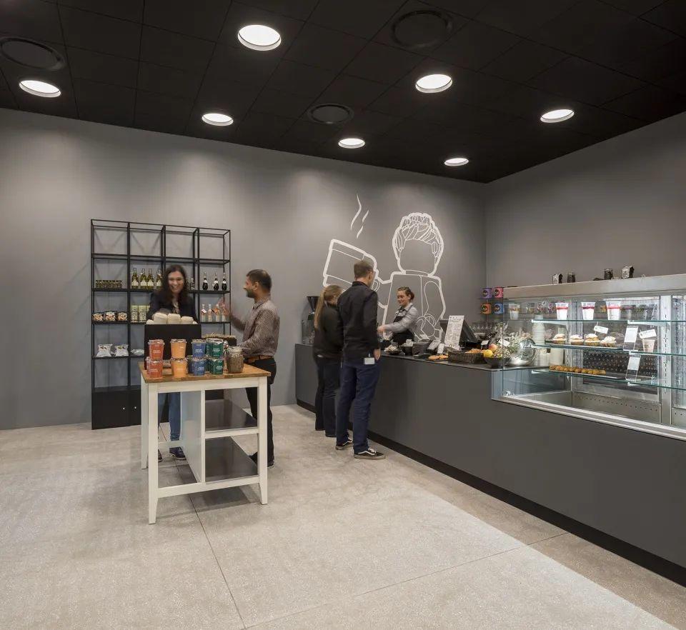 咖啡廳讓員工喝飲料吃點心，LEGO樂高總部園區／C.F. Møller Architects