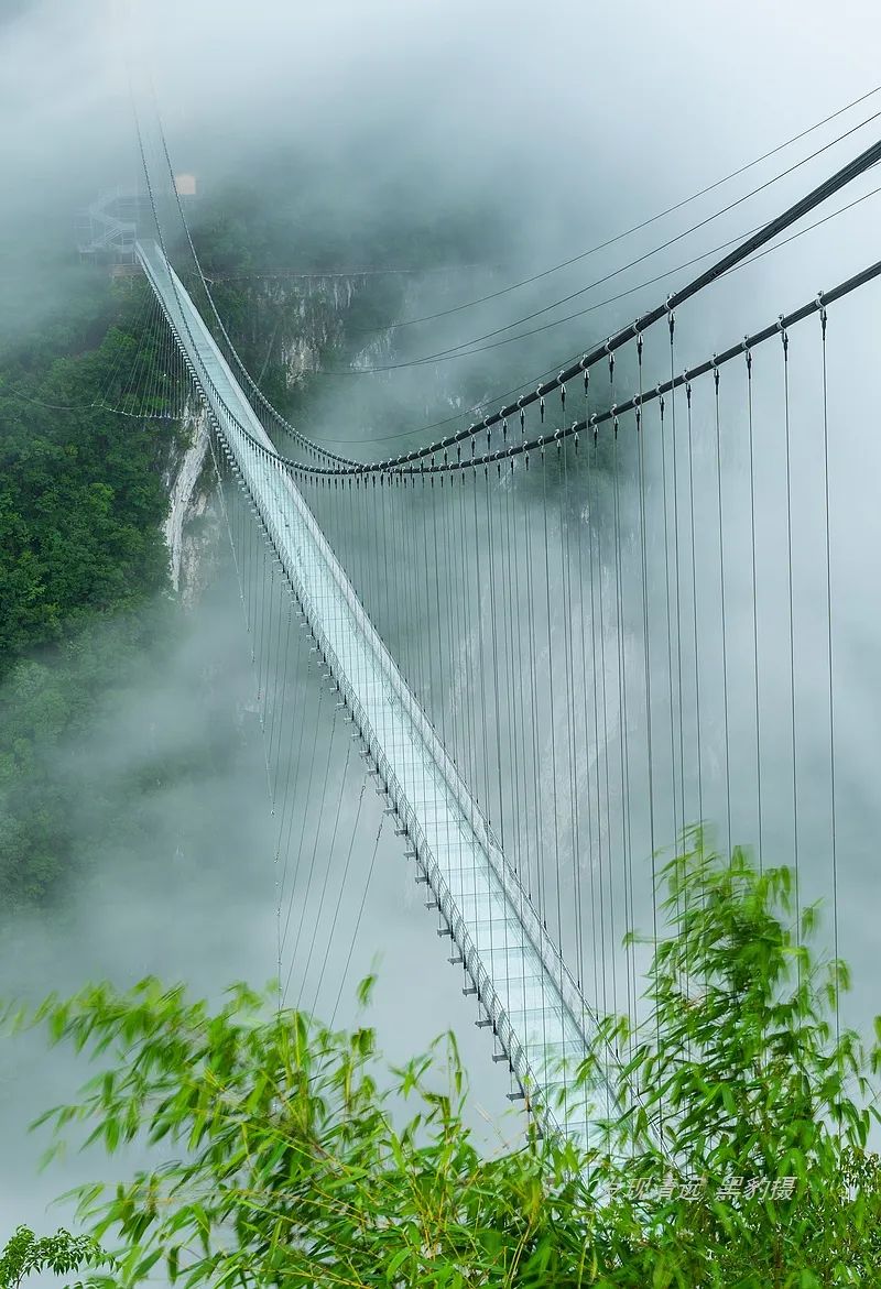 廣東峽天下天雲渡玻璃吊橋