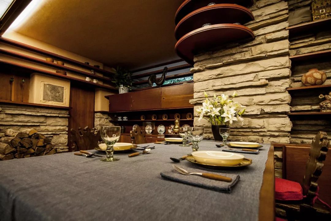 一樓餐廳 落水山莊Fallingwater／Frank Lloyd Wright
