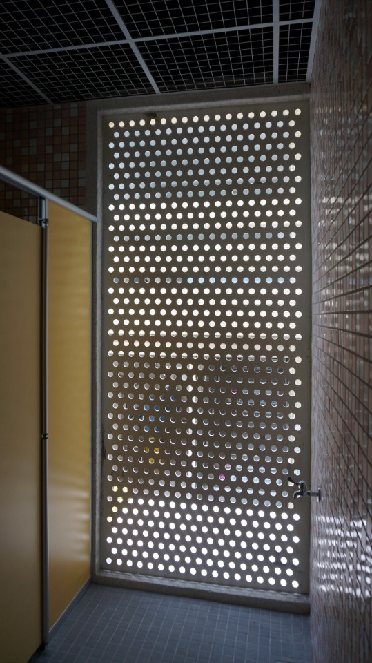 廁所的洞洞窗採用沖孔板，無須費心開閉，台中市烏日區喀哩國小舊校舍重建／謝伯昌建築師事務所