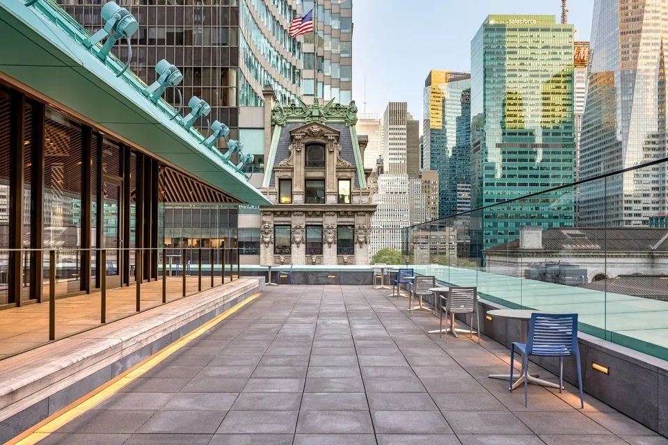 頂樓露台，紐約Stavros Niarchos基金會圖書館／Mecanoo + Beyer Blinder Belle© John Bartelstone