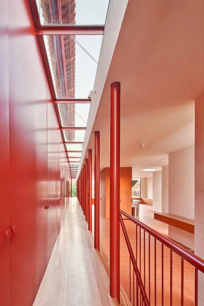 室內空間，巴塞隆納紅白相間的私人住宅／ARQUITECTURA-G