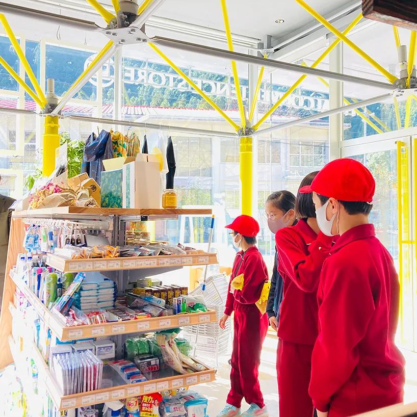 未來便利商店 Mirai Convenience Store吸引許多小朋友來購物