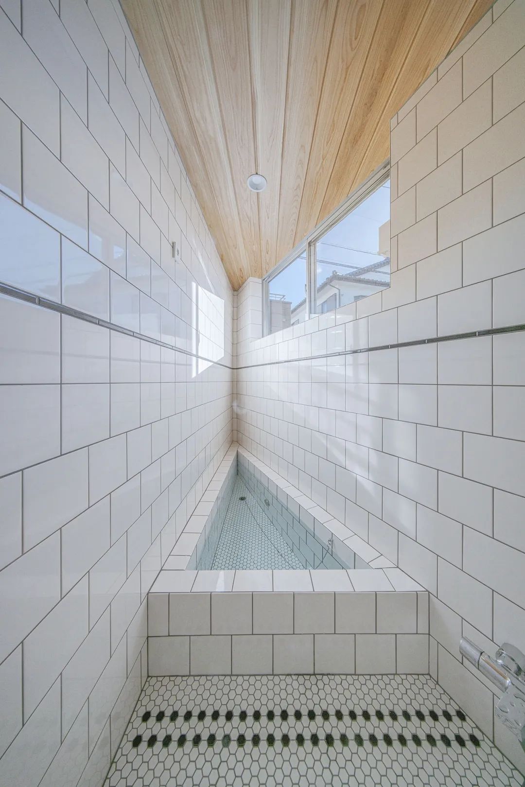 特殊的浴室，三角形的浴缸，8.5 House／DOG建築師事務所