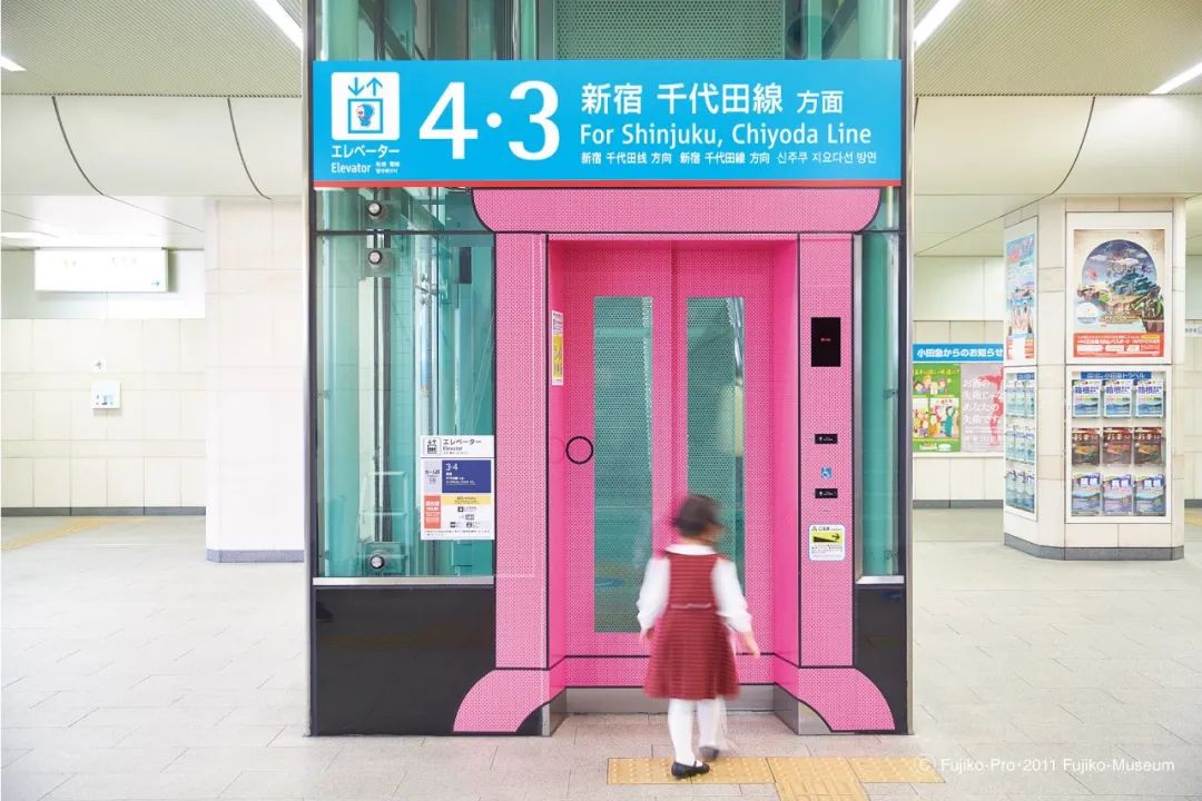 登戶站電梯門做成粉紅色的任意門／木住野彰悟