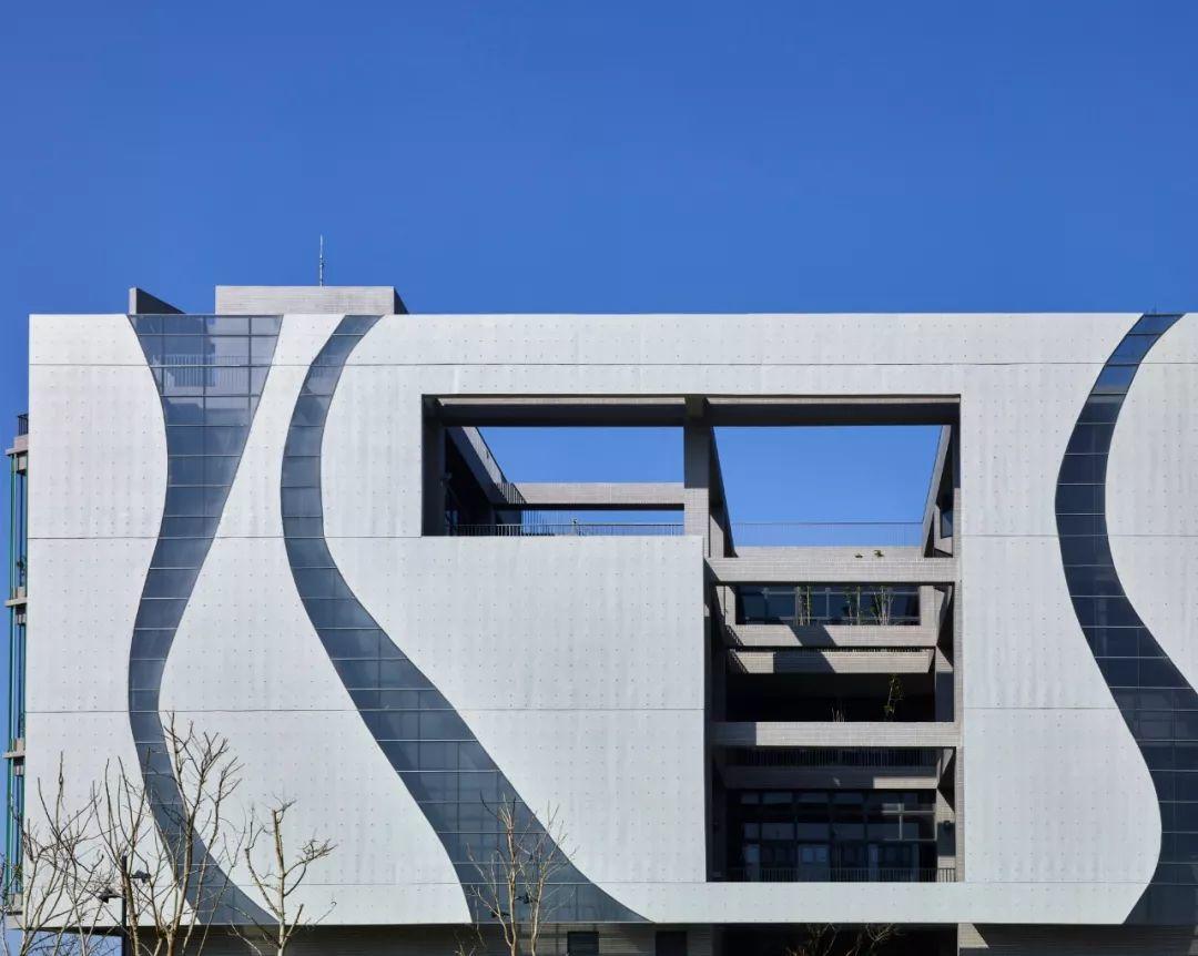建築物東立面局部;攝影/林福明 光隆物流研發中心/林祺錦建築師事務所