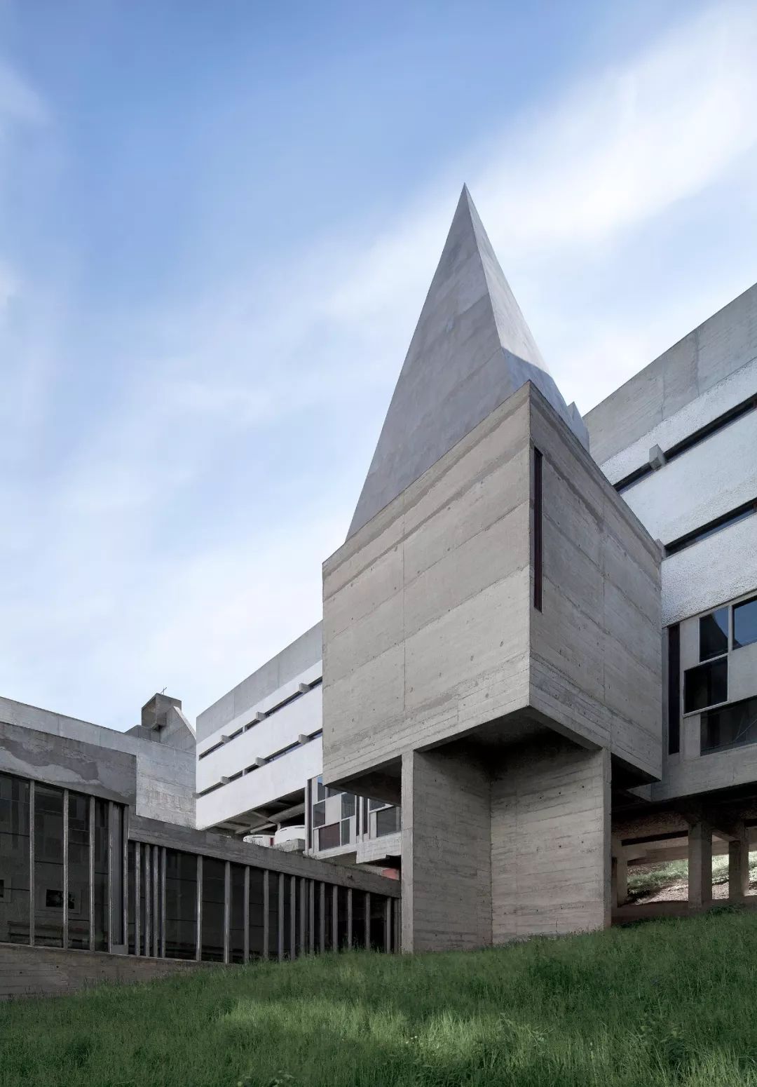 拉圖雷特修道院Sainte Marie de La Tourette／Le Corbusier 柯比意